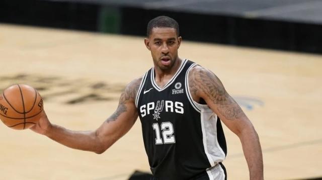 九游体育-大结局？阿尔德里奇底薪加盟篮网 联手三巨头冲冠