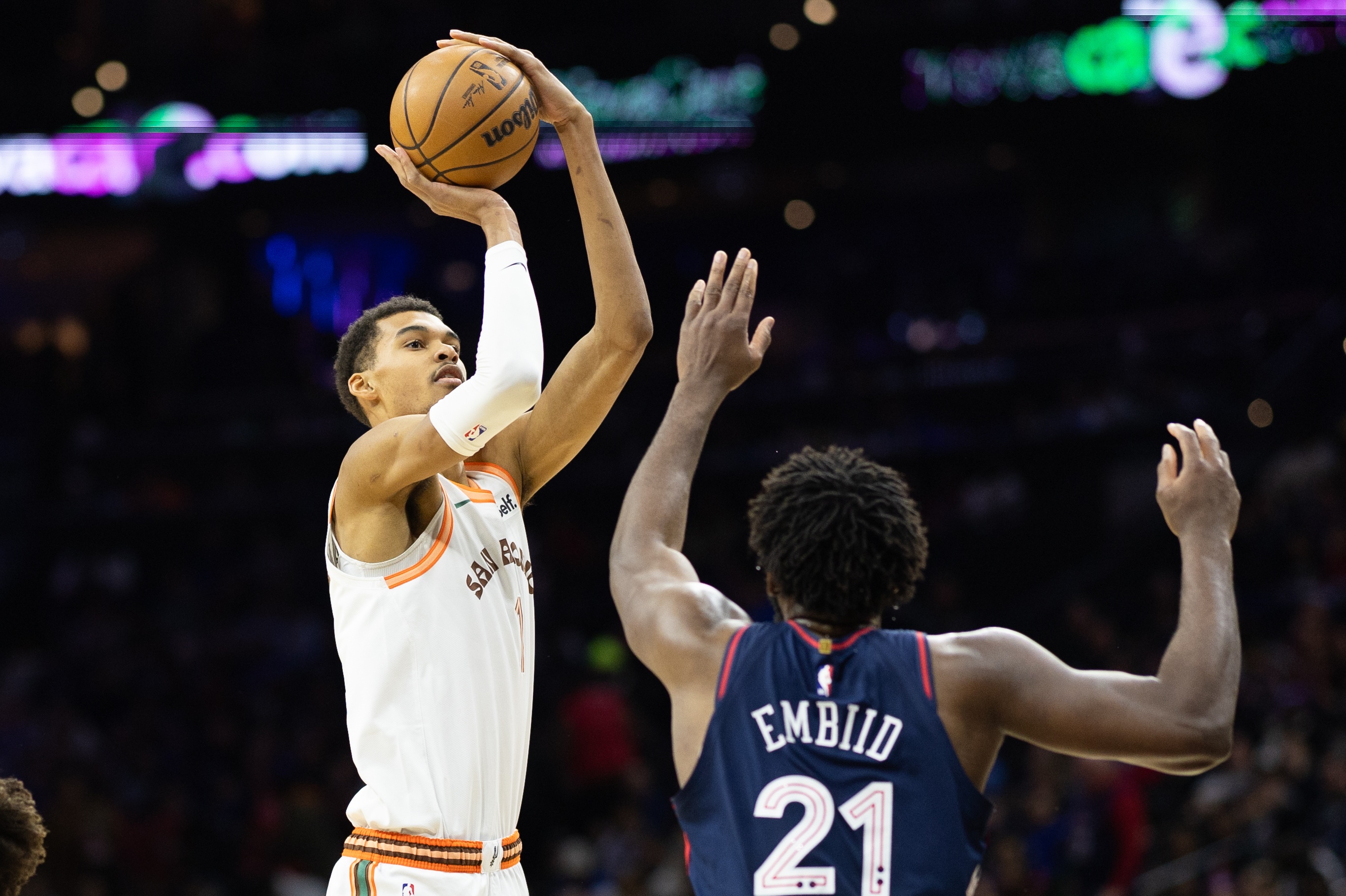 九游体育下载-巴图姆：恩比德说文班无法打破盖帽纪录 因没人敢在他面前投篮